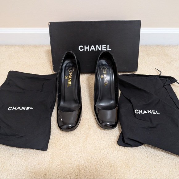 Chanel size 8 black patent leather high heel with Chanel in gold on heel. - Picture 4 of 16